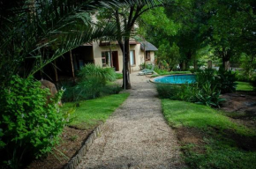 Отель The Rivonia River Lodge  Йоханнесбург
